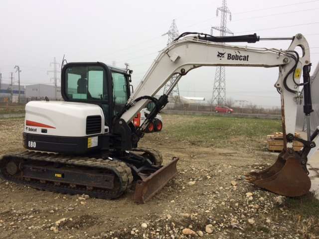 Inchiriem mini excavator 8 tone senile, 17,5 tone pneuri