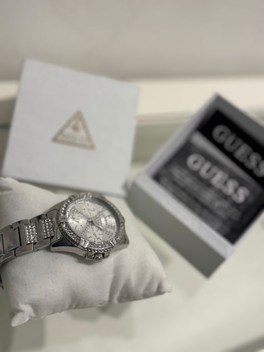 Дамски/Мъжки луксозен часовник GUESS с камъни – като нов