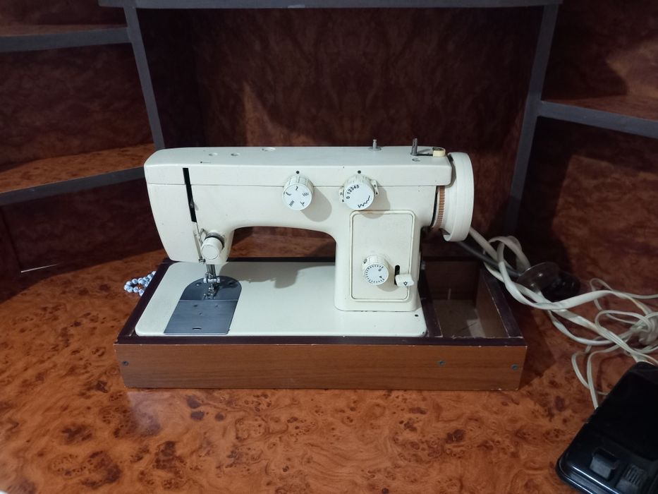 Tikuv mashinasi sotiladi yaxshi ishlaydi.