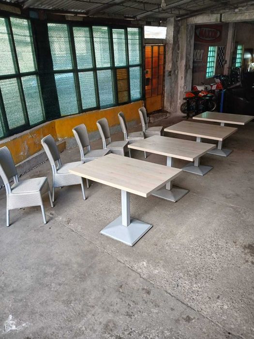 Mobilier : mese, canalpee, scaune