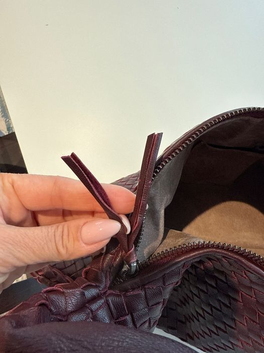 Дамска чанта в модерният Бордо цвят на Bottega Beneta