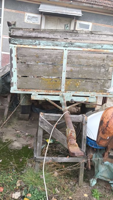 Vând remorca tractor