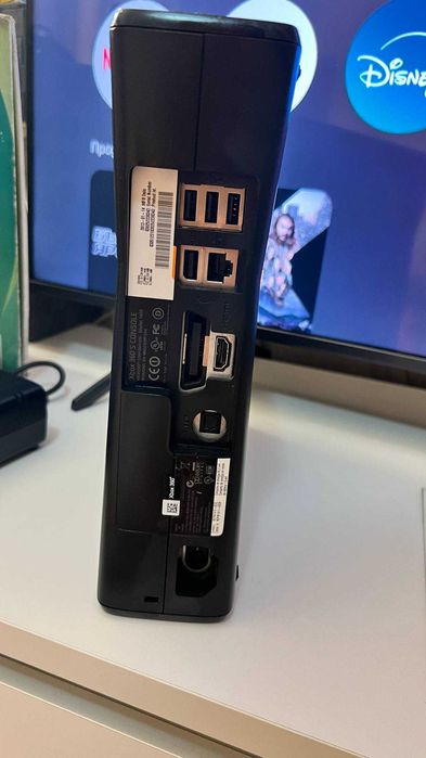 Xbox 360 E конзола  2 джойстикa