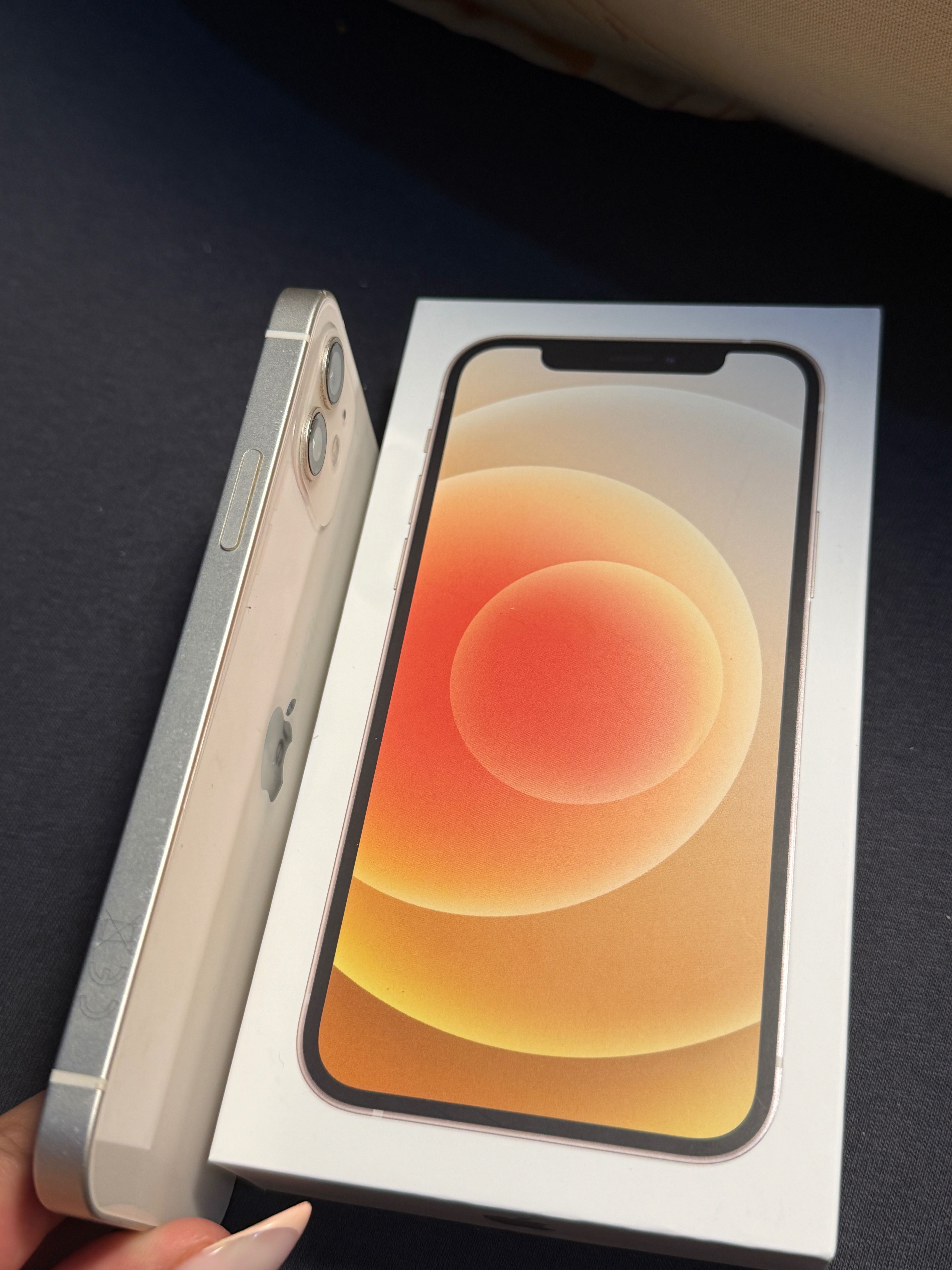 Продавам Iphone 12 64GB
