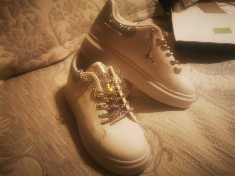 Чисто нови блестящи кецове