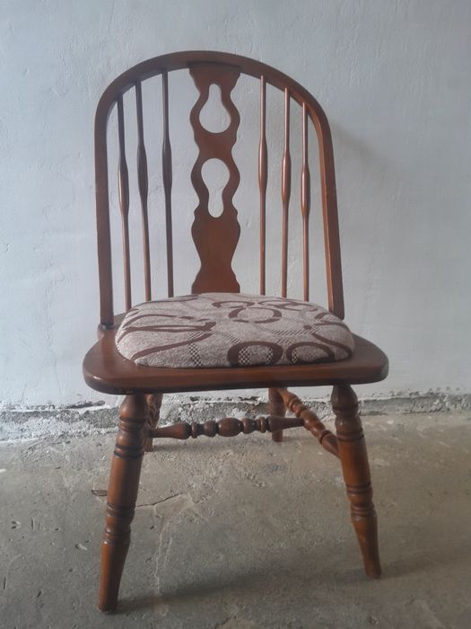 Vând 4 scaune lemn masiv