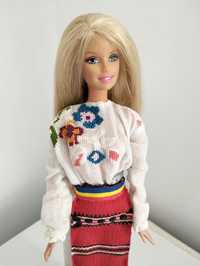 Păpușă Barbie in costum popular.