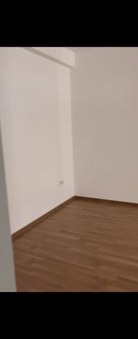 Vand apartament 3 camere si loc parcare subteran