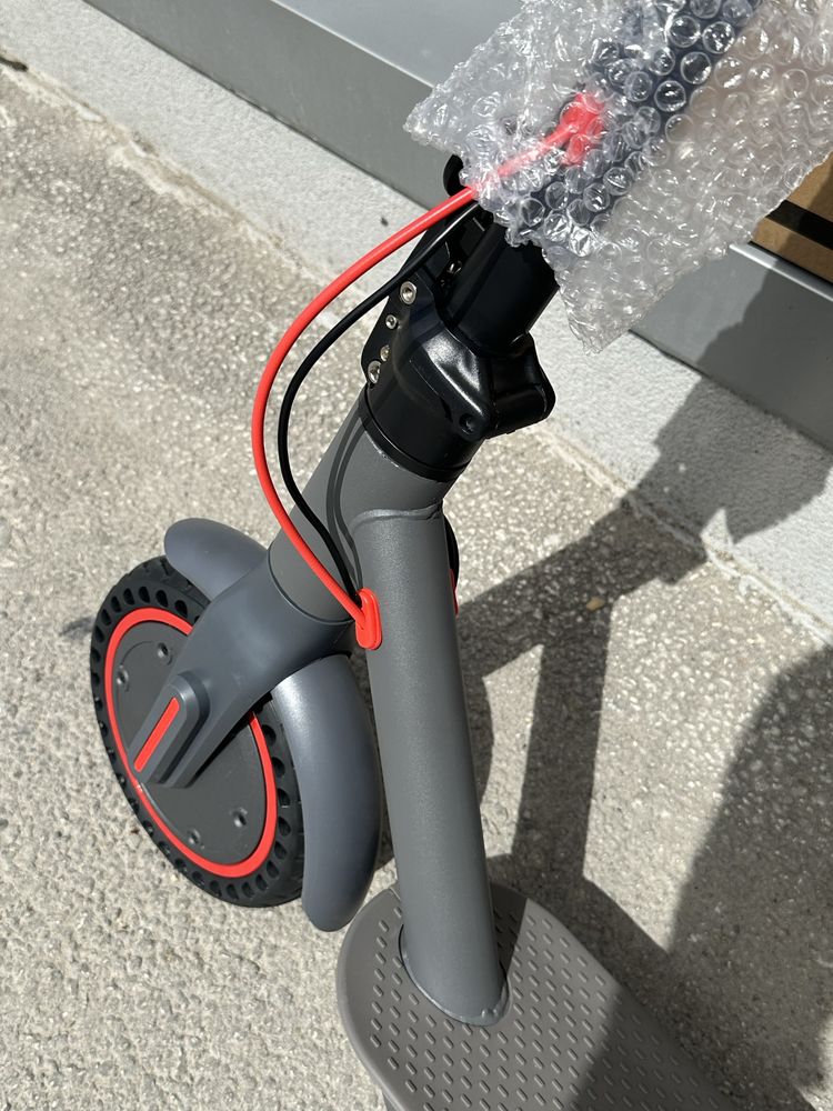 Продавам чисто нова електрическа тротинетка  T1 electric scooter