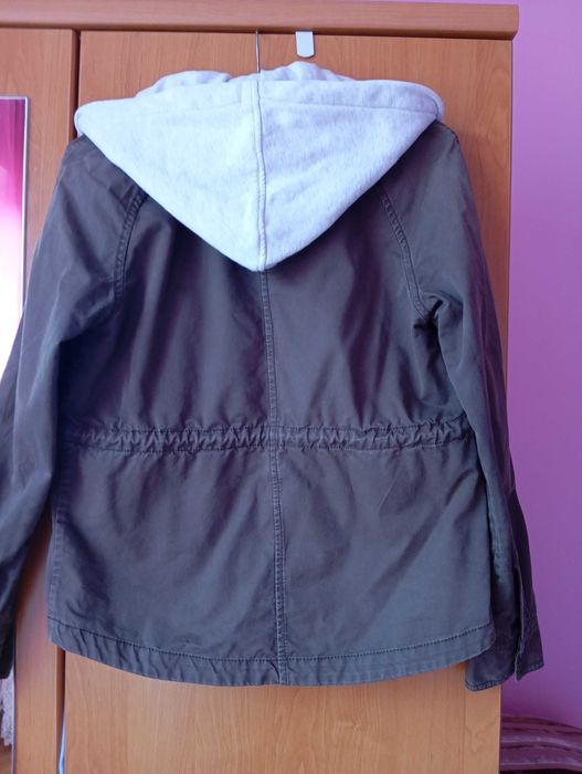 Яке,  тъмно зелено.