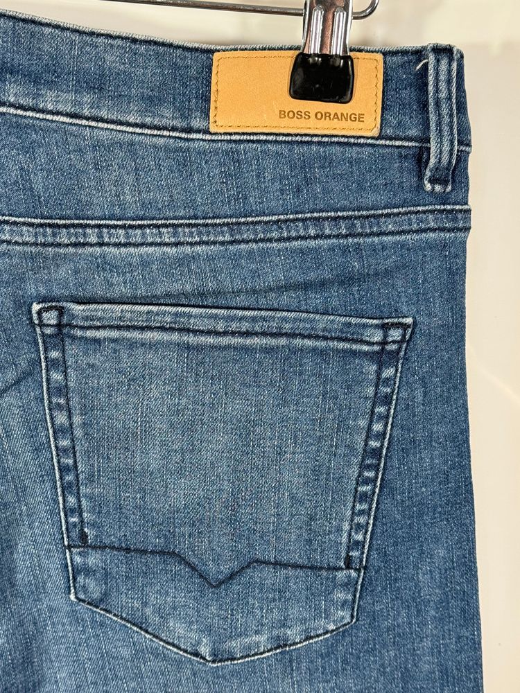 Blugi Hugo Boss.