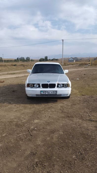 Автомобиль БМВ е34