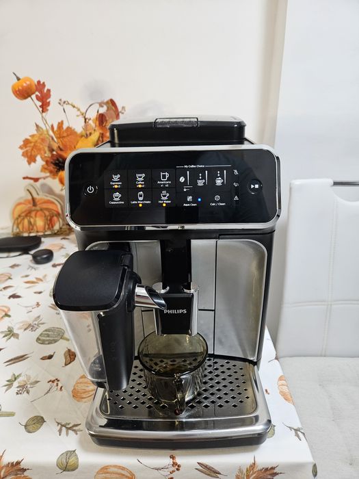 Espressor automat Philips Seria 3200 LatteGo negru-argintiu