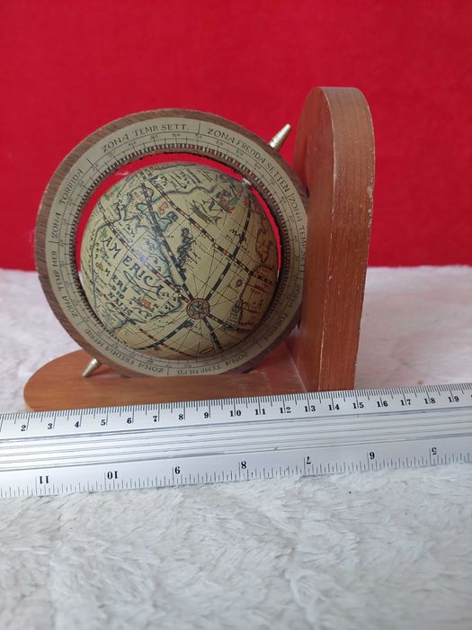 Glob pamantesc cu harta veche a lumii cu raportor in grade si zone old