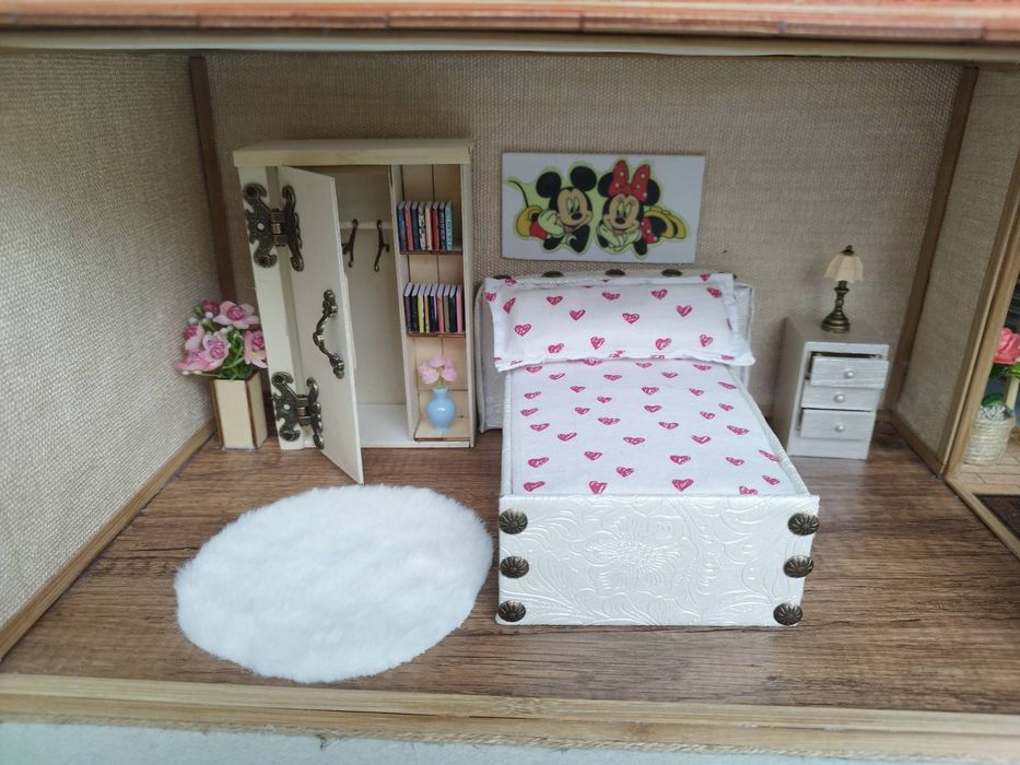 Дървена къща за кукли