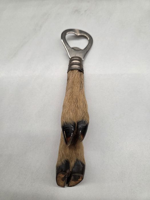 Artizanat de vânătoare - deschizător rustic din copită naturală