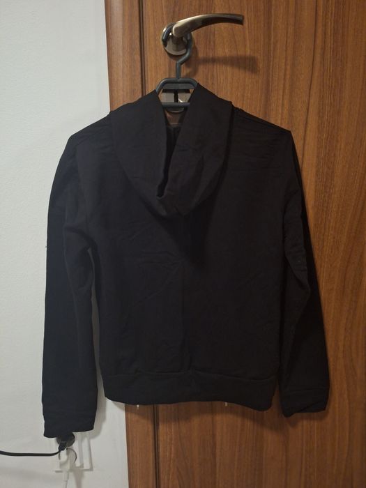 Bluză neagră cu glugă