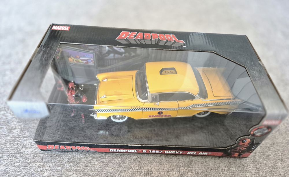 Deadpool cu Taxi Galben 1957 Chevy Bel Air – Miniatură 1:24, Sigilat