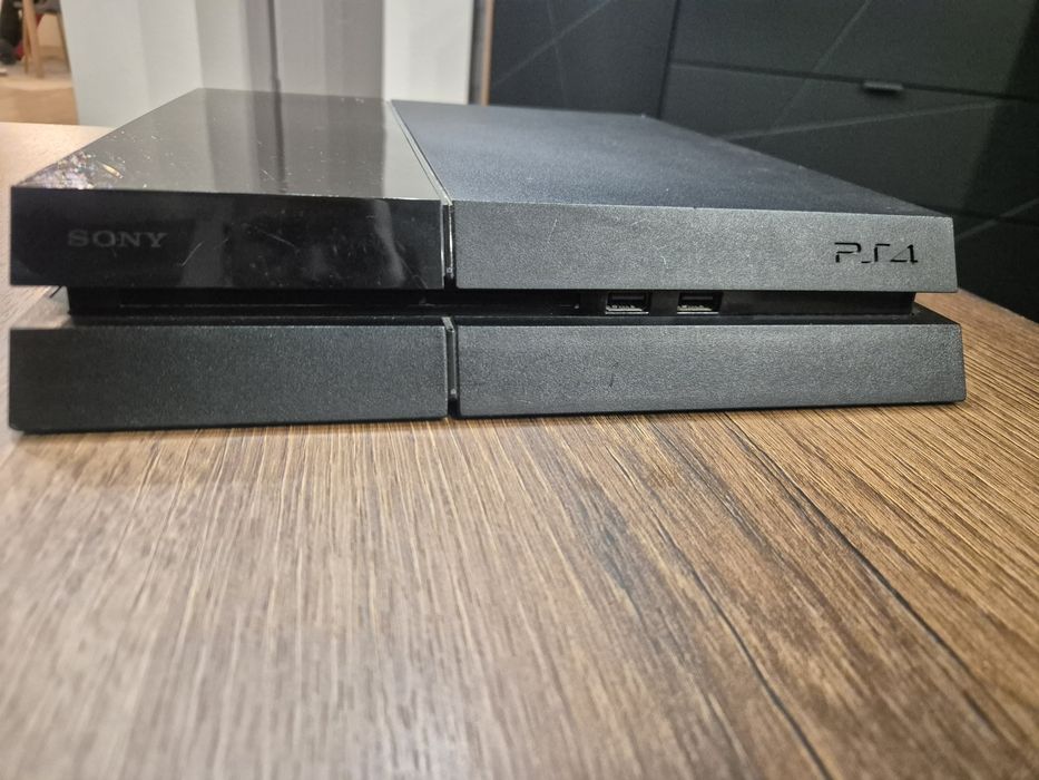 Play station 4 + 2 оригинални джойстика + 17 игри