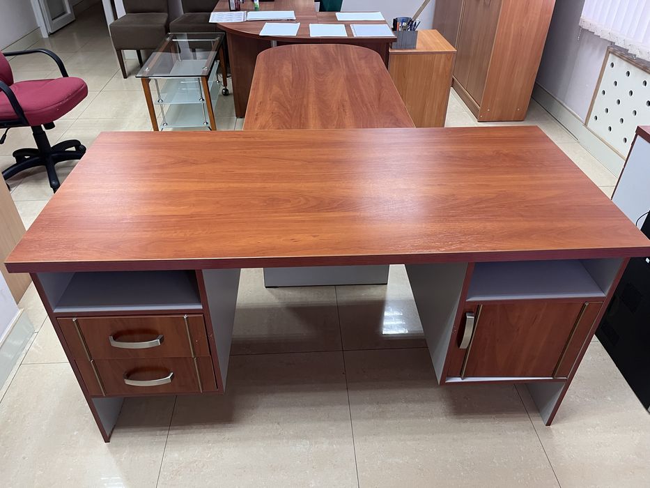 Продам офисную мебель столы стулья кресло