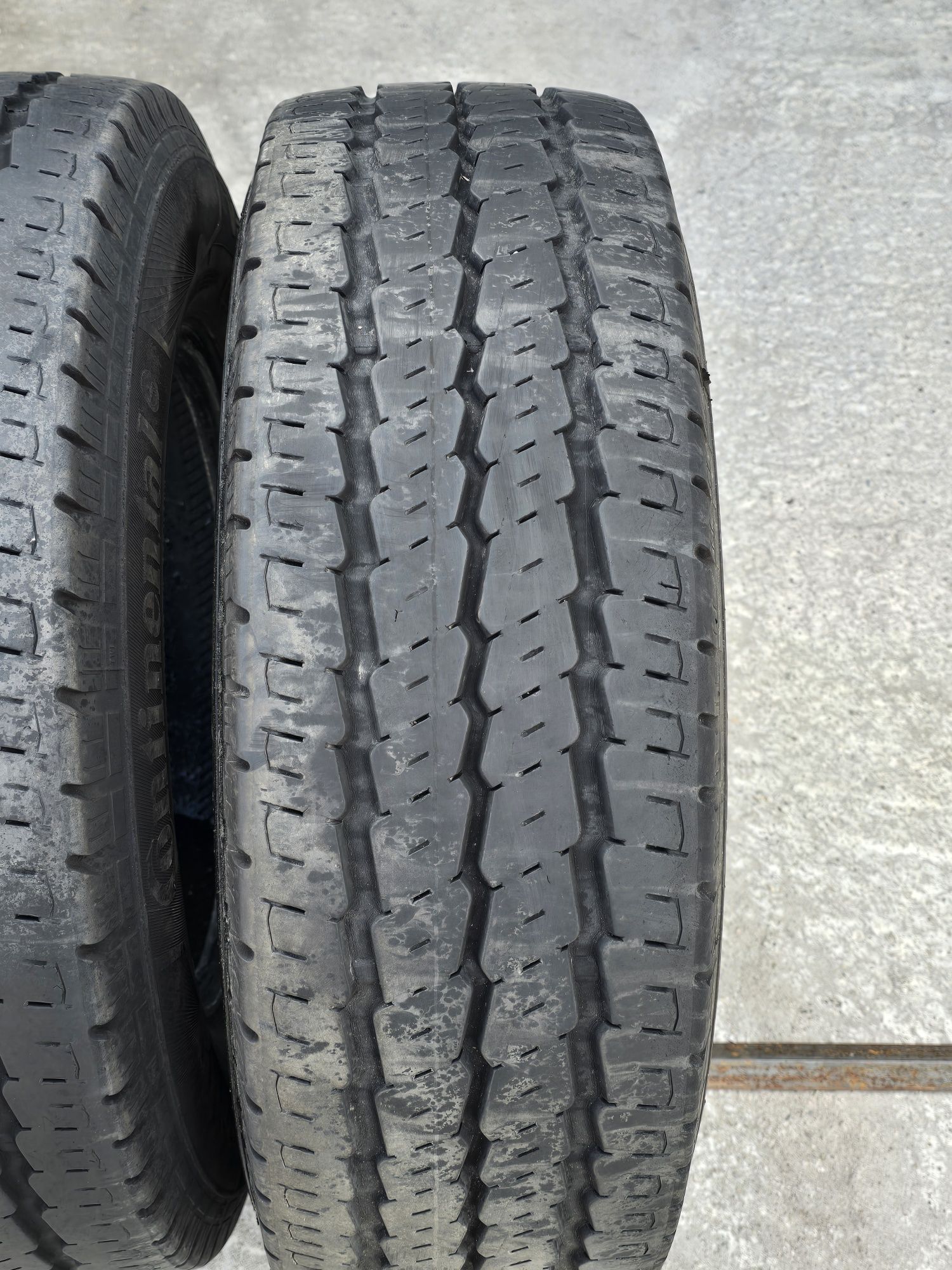 2 Броя Бусови Гуми 215/70/15C Continental 7,5mm