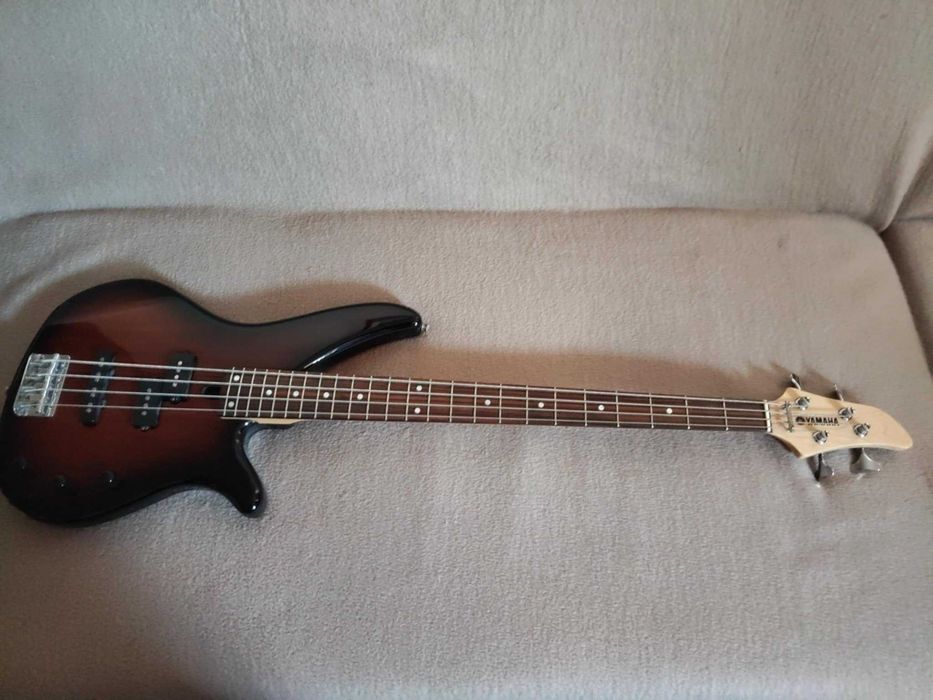 Chitară Bass Yamaha și Chitară electrică Jackson