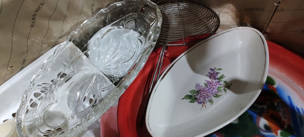 Посуда разная в хорошем состоянии.