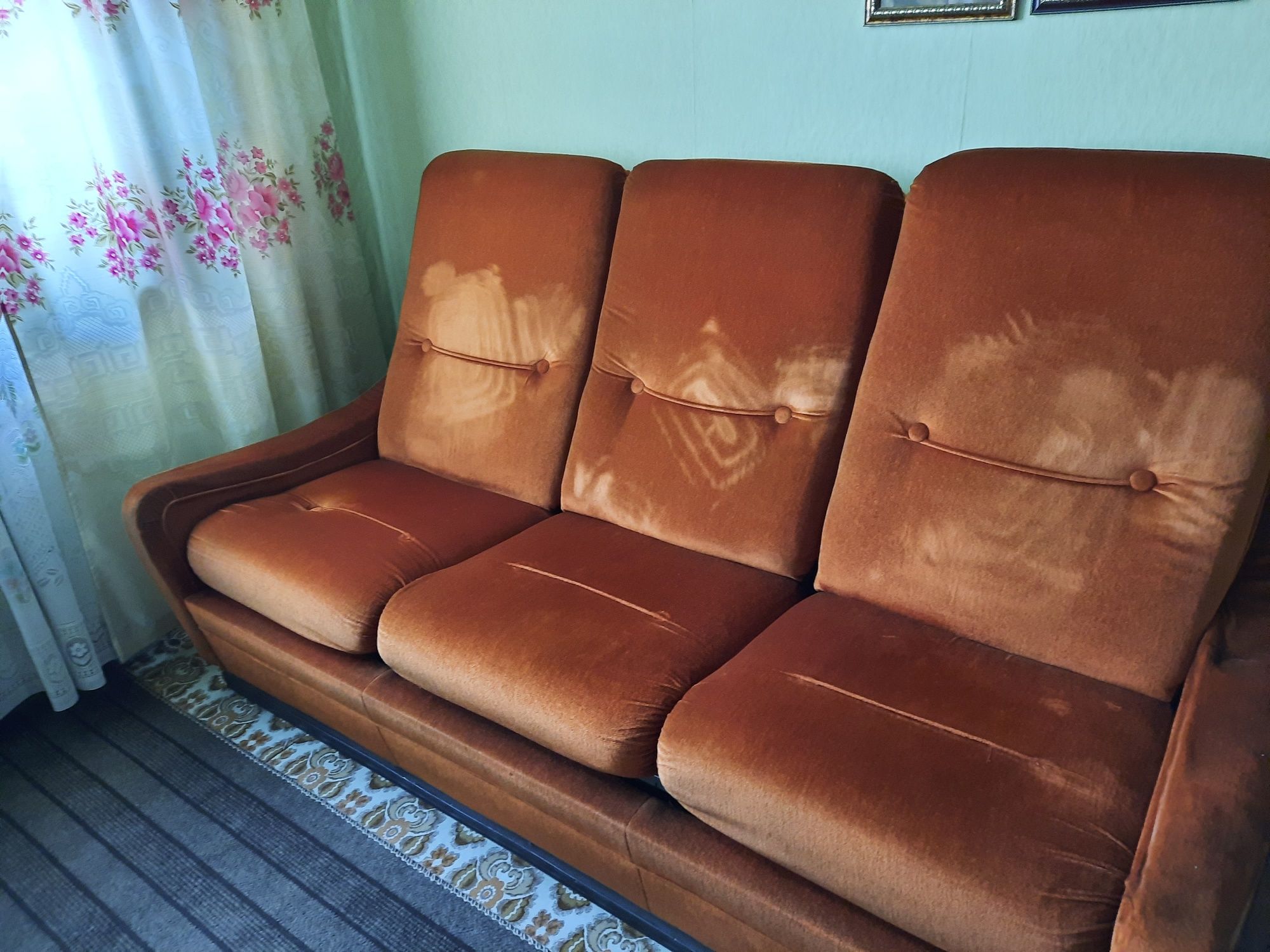 Продам диван кровать, круглый стол.