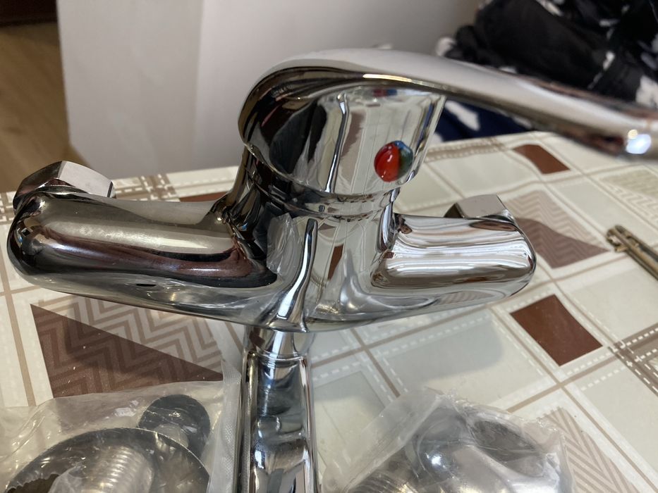 Стенен смесител за мивка