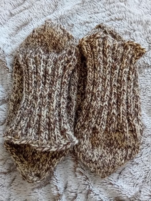 За топли крачета ръчно плетено  вълнени чорапи