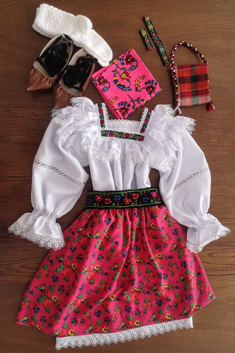 Costum popular pentru doamne și domnișoare de Maramureș complet