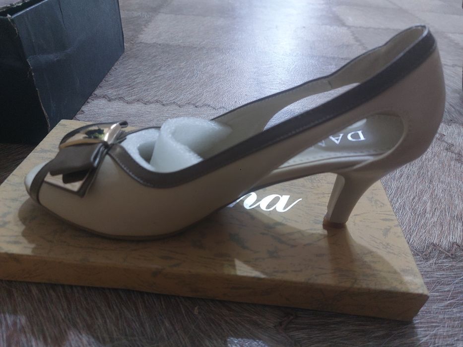 Туфли 38 размера бежовые новые