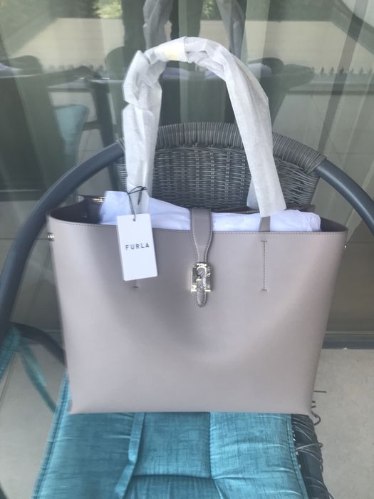 FURLA SOFIA TOTE XL.100%оригинал.Със сериен номер,етикети,всичко