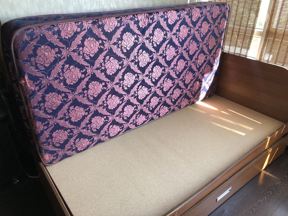 Кровать с матрасом продам