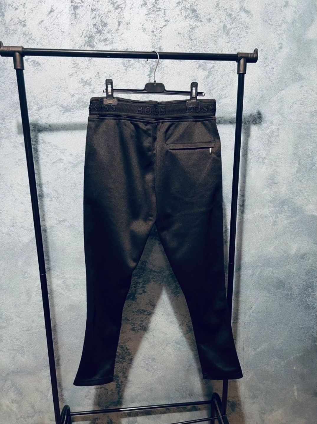 Pantaloni Hugo Boss
Calitate Premium 100% Bumbac.
Produsele vandute au
