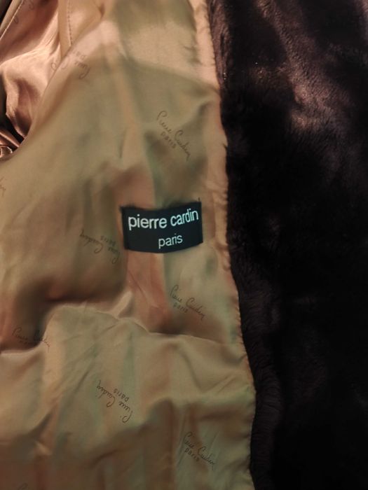 Haină de blană Pierre Cardin nu este noua dar este in condiții bune