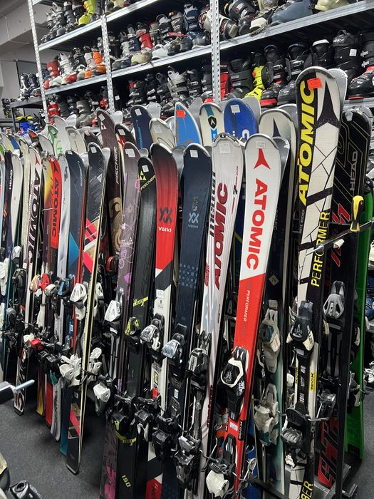 Peste 600 schiuri ski schi si 600 per de clapari  skiuri atomic head