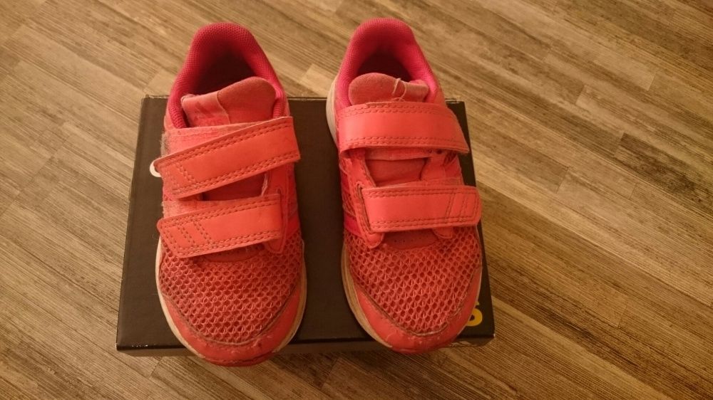 Маркови маратонки Адидас/ Adidas за малки принцеси на супер цена!