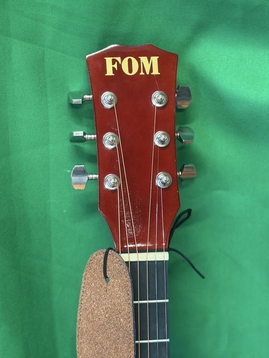 Гитара новая с ремешком