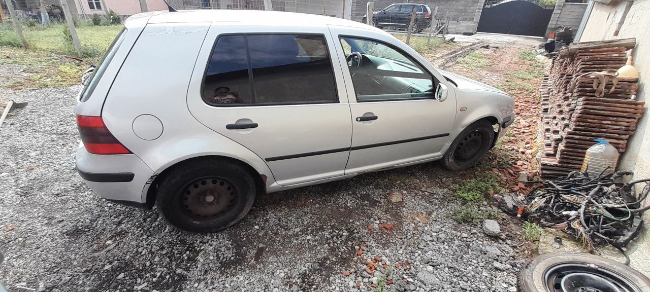 VW Golf 4 - На части