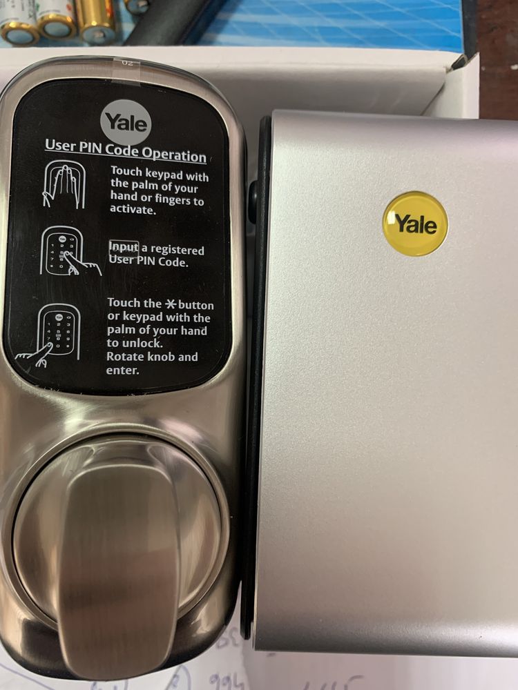 Yale smart lock cu cod card tag