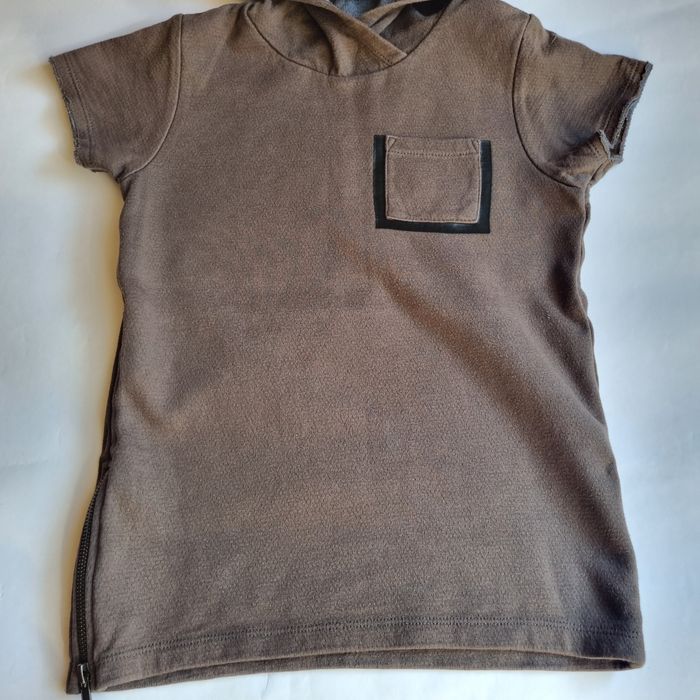 Зелена блуза с мотори H&M и блуза с качулка и къс ръкав Next, 122 см.