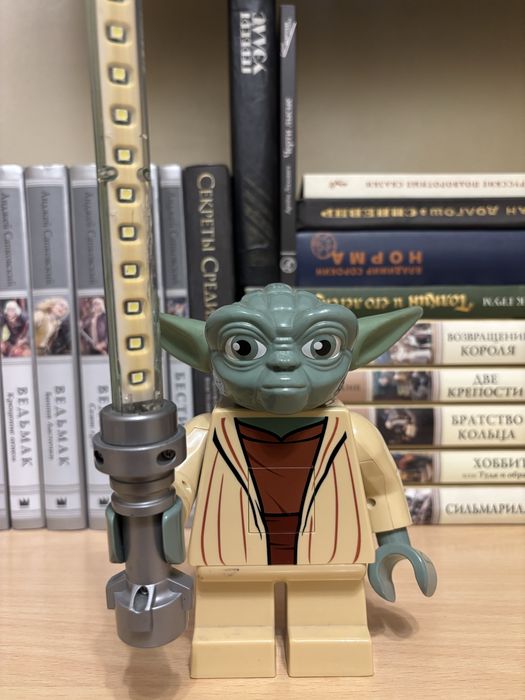 Фигурка-лампа Yoda (LEGO)со светящимся мечом