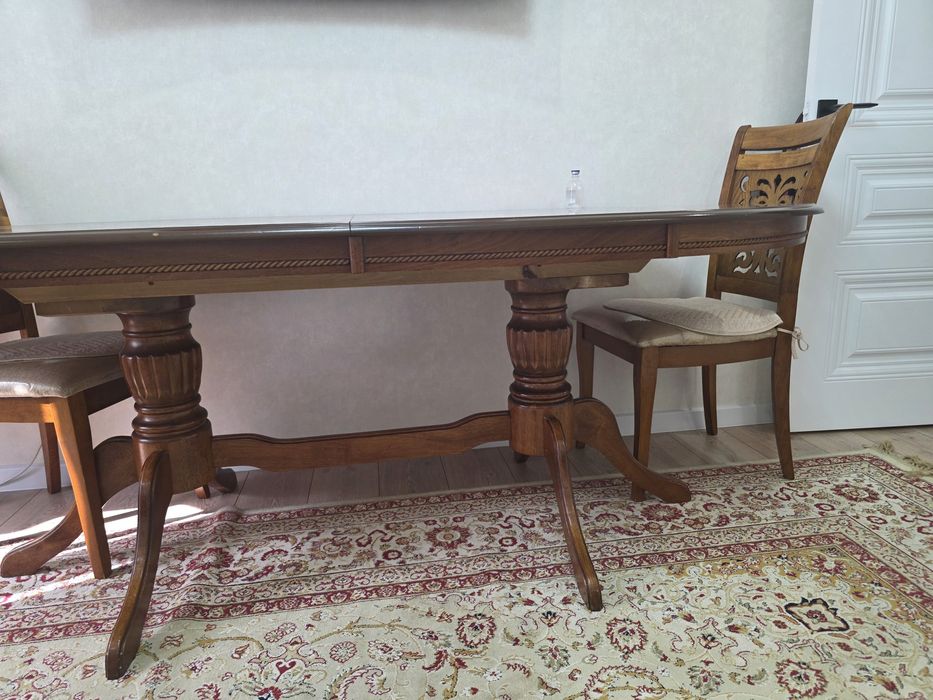 Стол со стульями