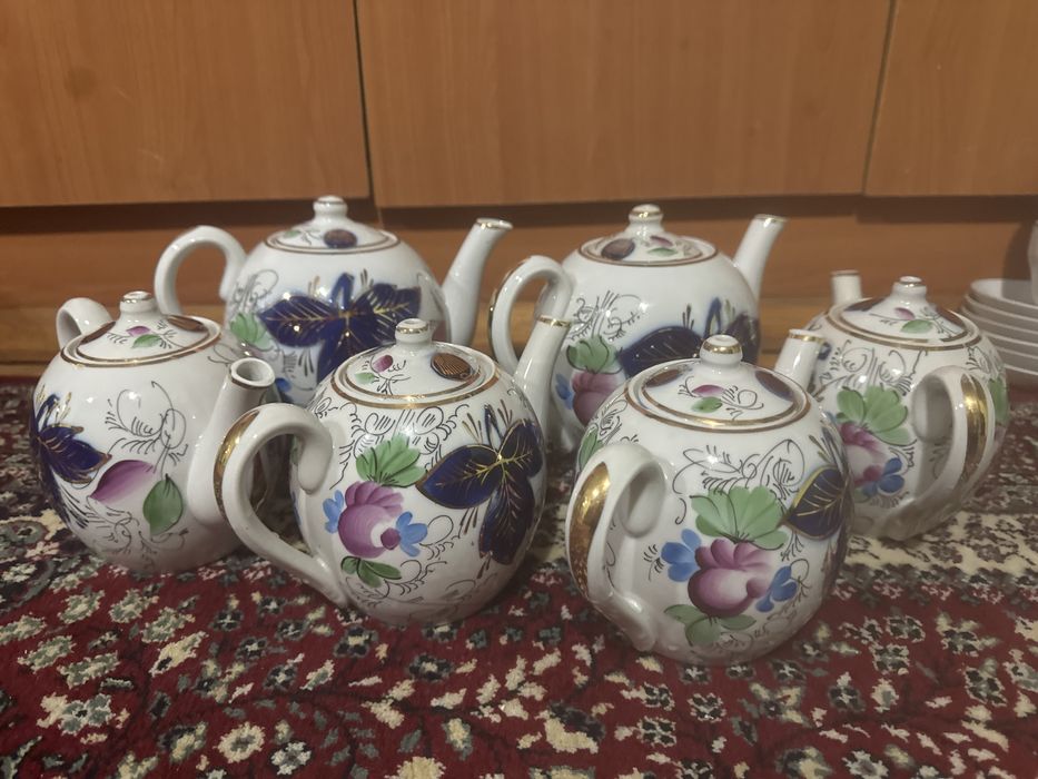 Продается посуда новая  чайники и чашечки с блютцами
