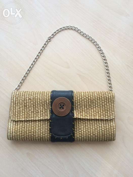 Vând geanta de culoare muștar noua