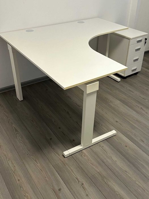 birou premium 140x140cm marca Techo cadru aluminiu blat pal alb