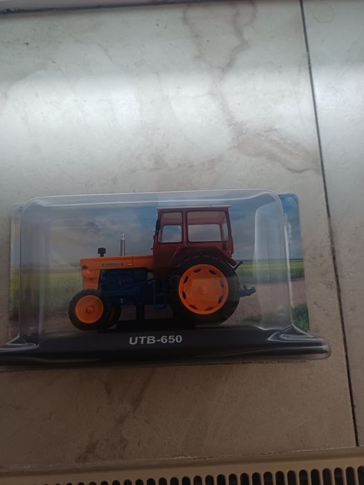 Vând macheta tractor u650