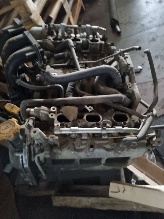 Продам на разбор мотор перегретый все навесные на месте.