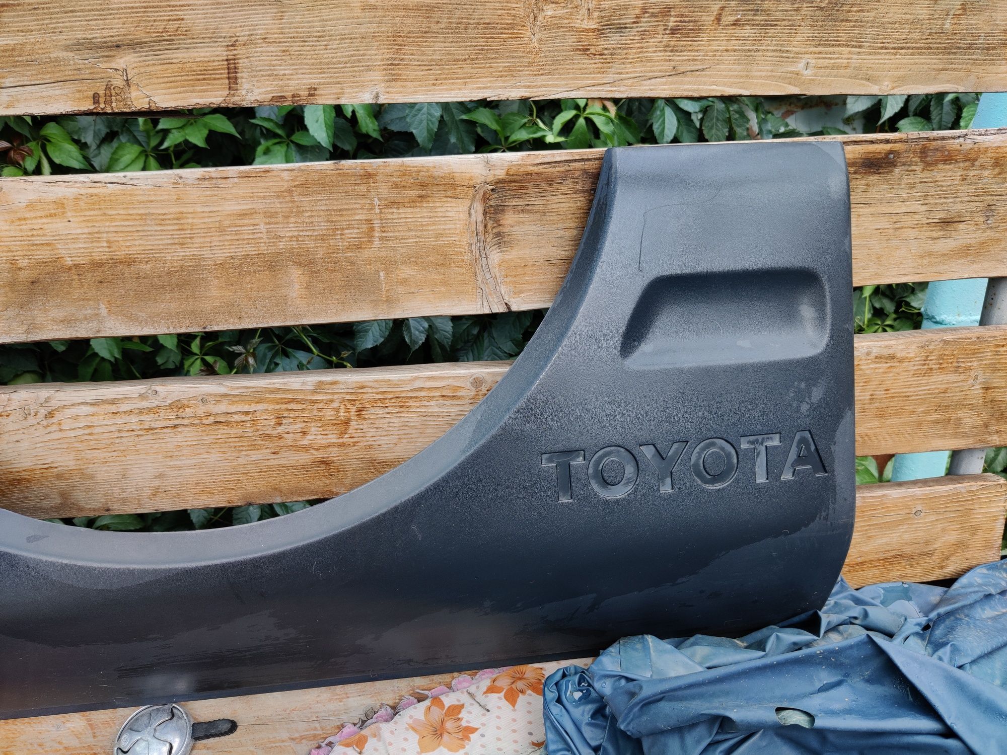 Продам пластиковую вставку на крышку багажника Toyota rav4 1 поколение